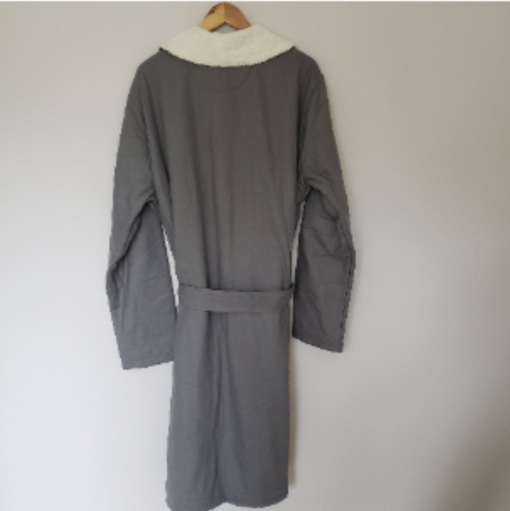 Robe - Picture 10 of 10
